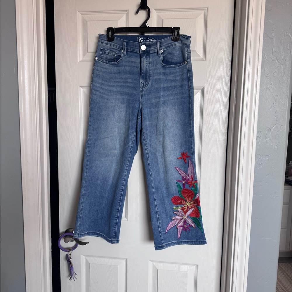 Eye-catching floral embroidery 🌻👖